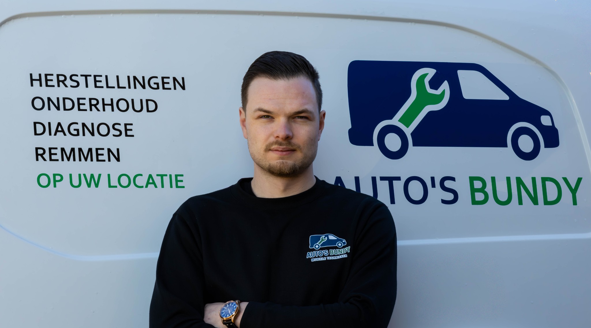 Mobiele technieker van Auto's Bundy voor de servicewagen